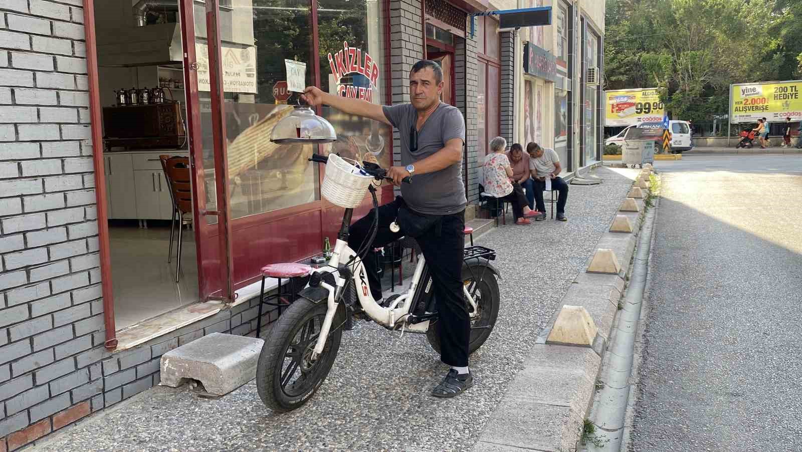 Elektrikli Bisiklet Ile Servis Yapan Çaycı Hem Vakitten Hem De Maliyetten Tasarruf Ediyor 888 (2)-1