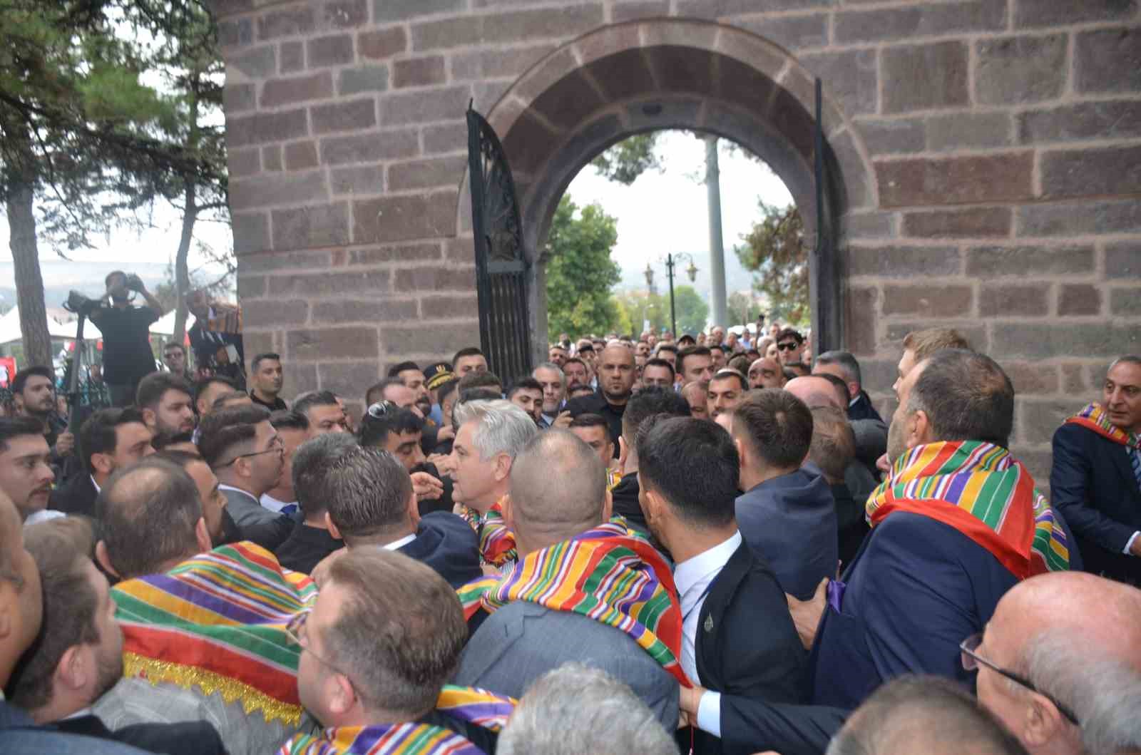Ertuğrulgazi Türbesi Önünde Gerginlik 1759 (1)