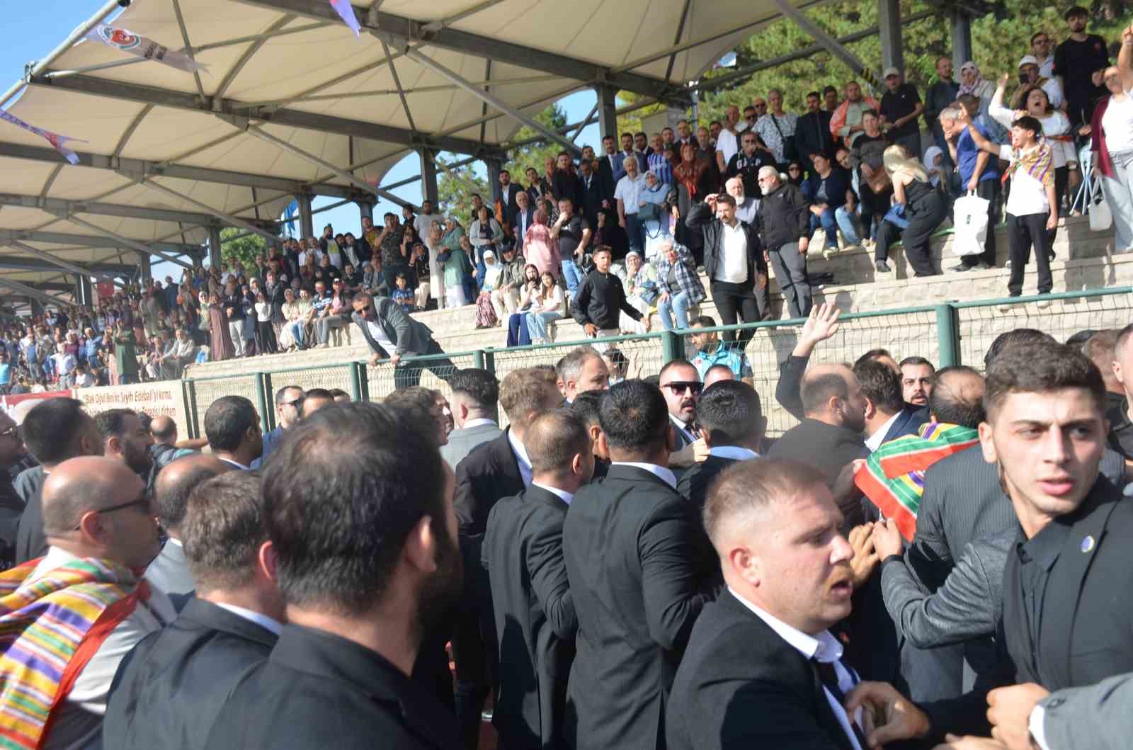 Ertuğrulgazi Türbesi Önünde Gerginlik 1762
