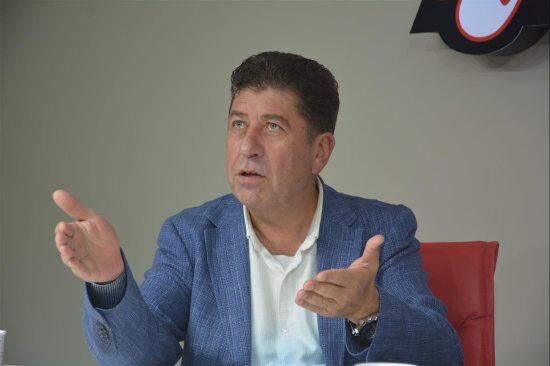 Tüzün Masaya Yumruğunu Vurdu 2565