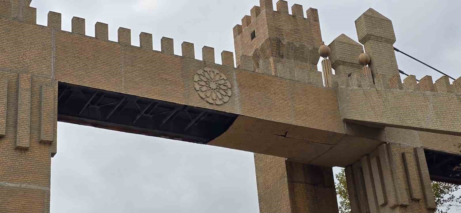 Üst Geçit Tehlike Saçıyor 2538