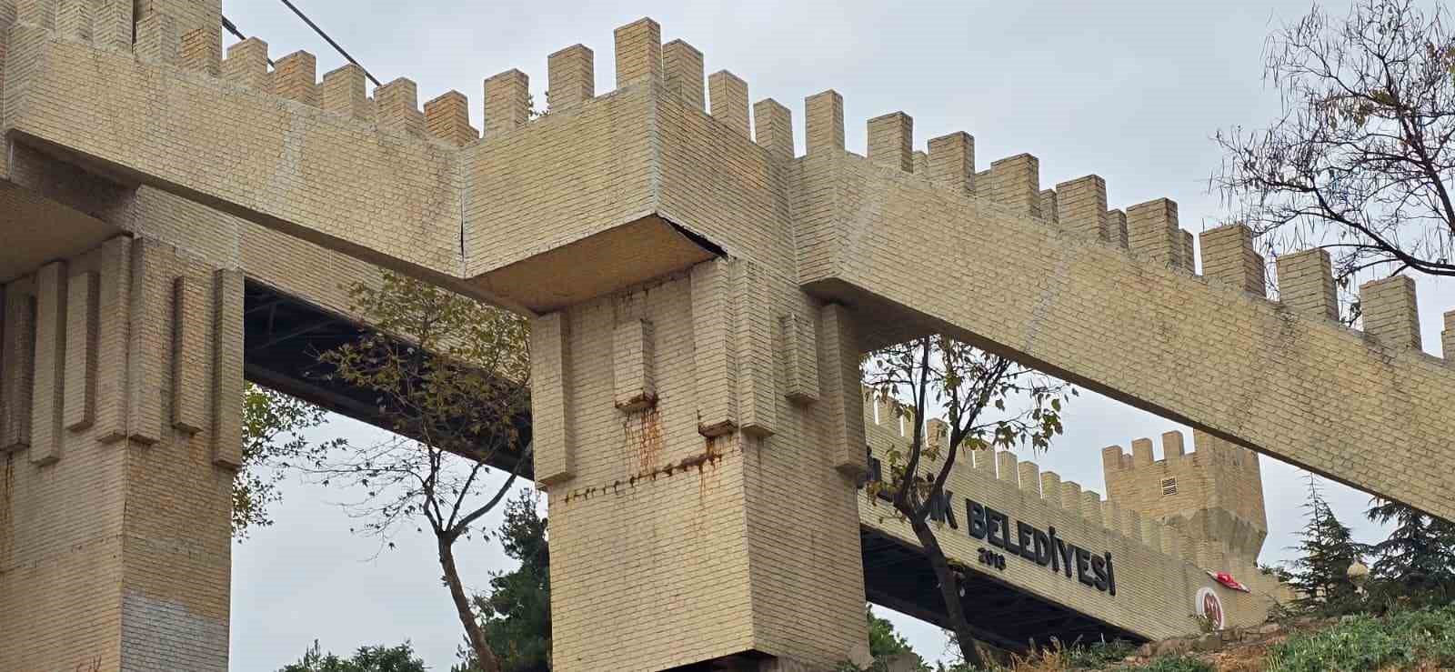 Üst Geçit Tehlike Saçıyor 2539