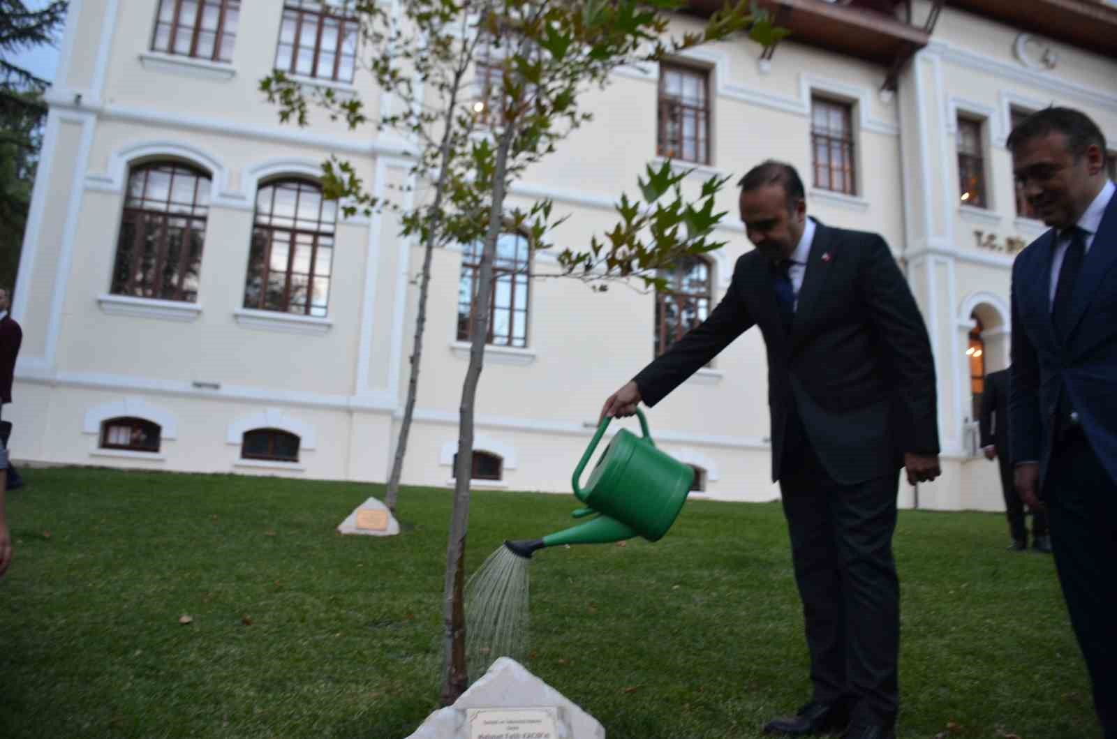 Bakan Kacır, 2023 Yılında Diktiği Çınar Ağacını Suladı 2861