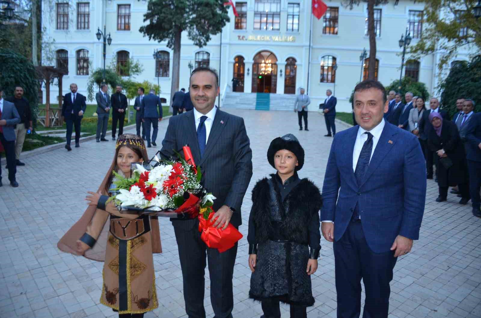 Bakan Kacır, 2023 Yılında Diktiği Çınar Ağacını Suladı 2862