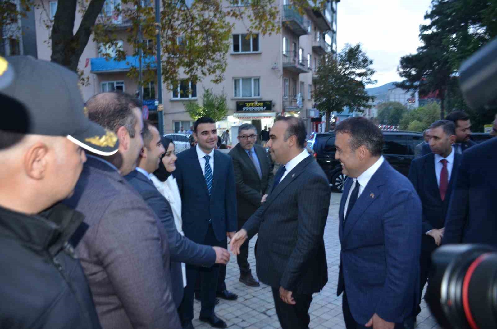 Bakan Kacır, 2023 Yılında Diktiği Çınar Ağacını Suladı 2863