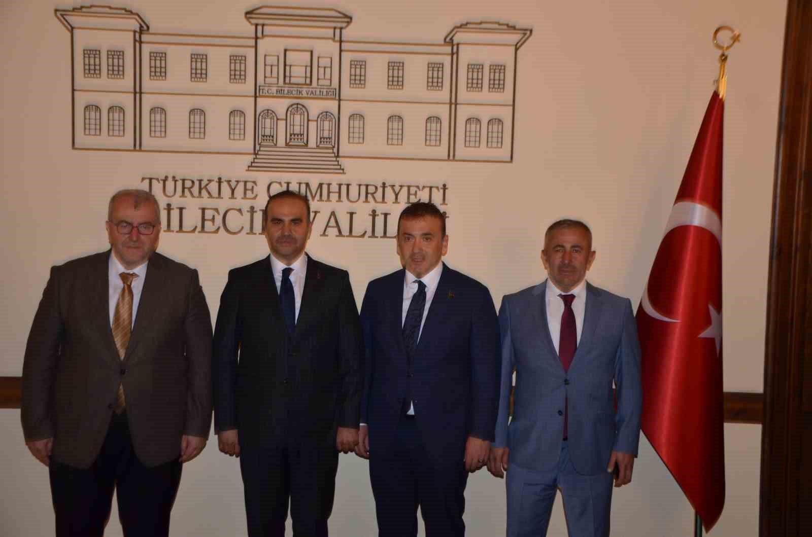 Bakan Kacır, 2023 Yılında Diktiği Çınar Ağacını Suladı 2864