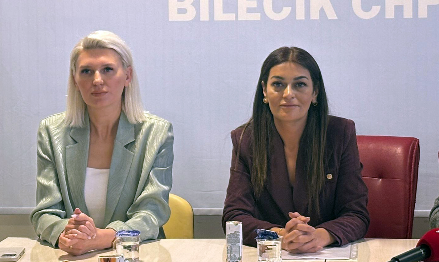 Berna Pamukçudan Gövde Gösterisi 3148
