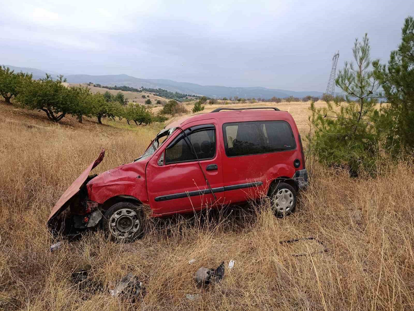 Bilecikte Ticari Araç Tarlaya Uçtu 1 Yaralı 2615
