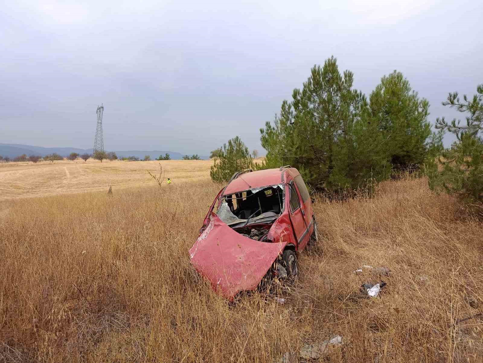 Bilecikte Ticari Araç Tarlaya Uçtu 1 Yaralı 2616