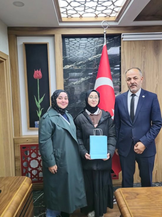 Birinci Olan Öğrencilere Hediye Takdimi 2662