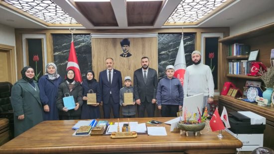 Birinci Olan Öğrencilere Hediye Takdimi 2664