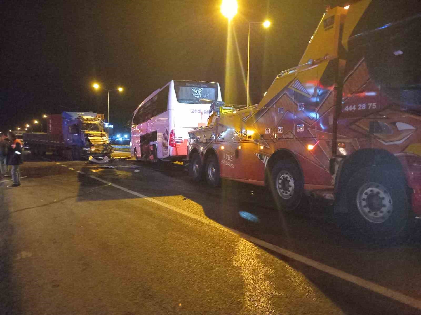 Bozüyük’te Yolcu Otobüsü Ile Tır Çarpıştı 20 Yaralı 4267