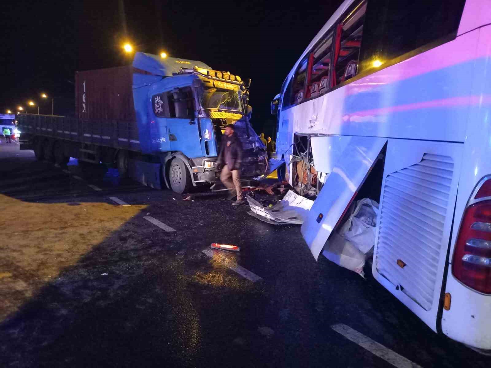 Bozüyük’te Yolcu Otobüsü Ile Tır Çarpıştı 20 Yaralı 4268