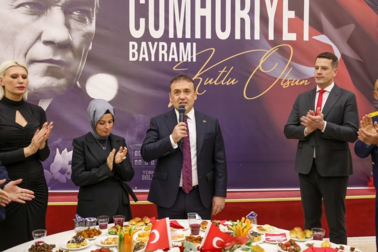 C U M H U R I Y E T I N 102 Y I L I R E S E P S I Y O N L A T A C L A N D I R I L D I 4614