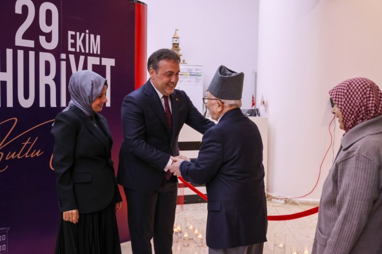 C U M H U R I Y E T I N 102 Y I L I R E S E P S I Y O N L A T A C L A N D I R I L D I 4617