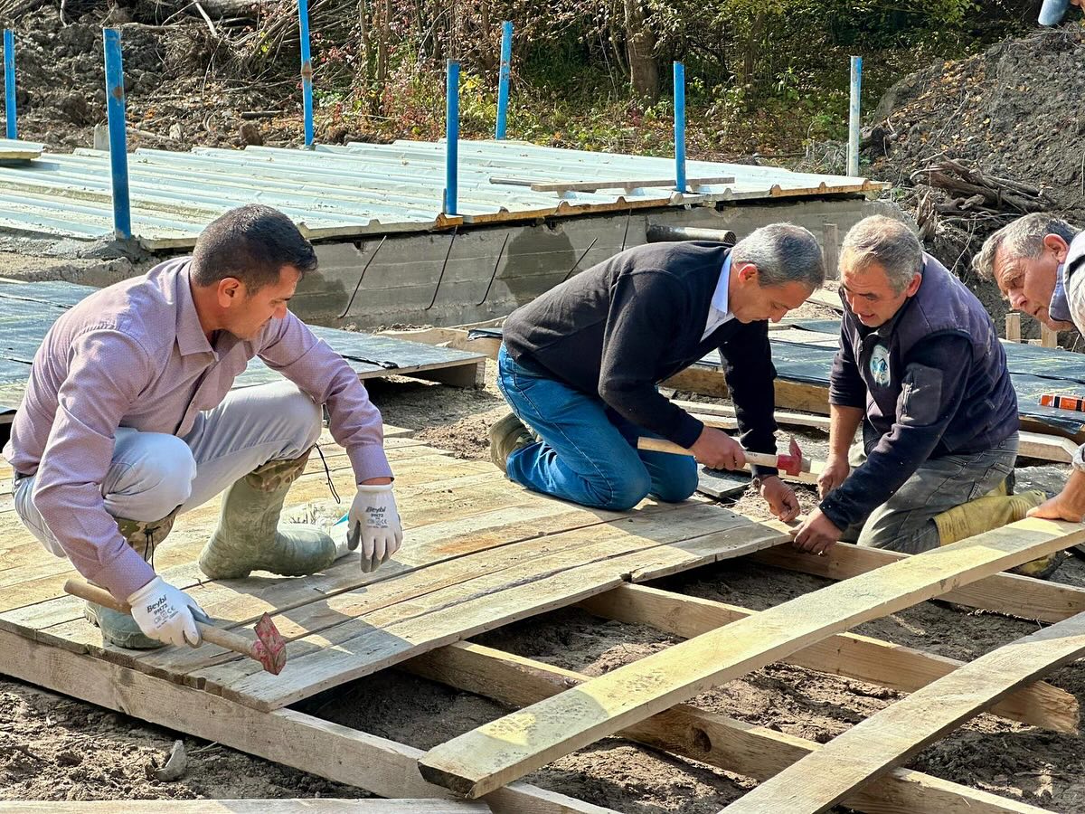 Çılgın Başkan Çizmeleri Giydi, Yine Saydırdı 3789