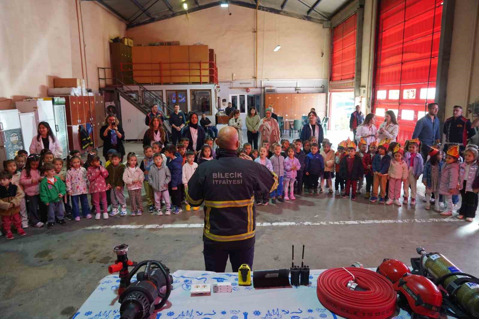 Çocuklar Itfaiyecilerle Buluştu 2805