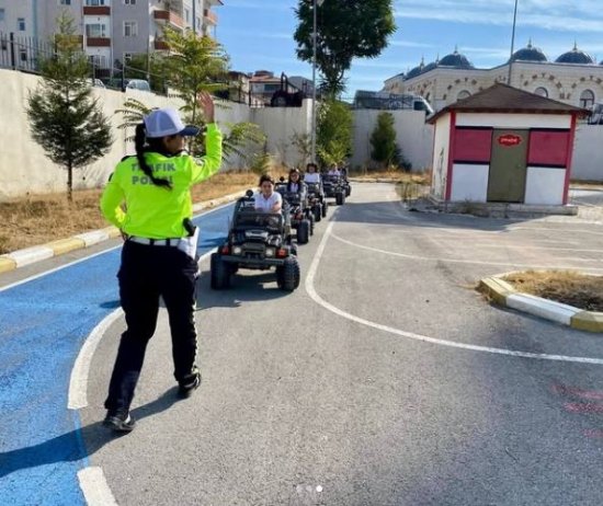 Eğitimle Başlayan Güvenli Yolculuk Miniklere Trafik Bilinci Aşılandı 2779