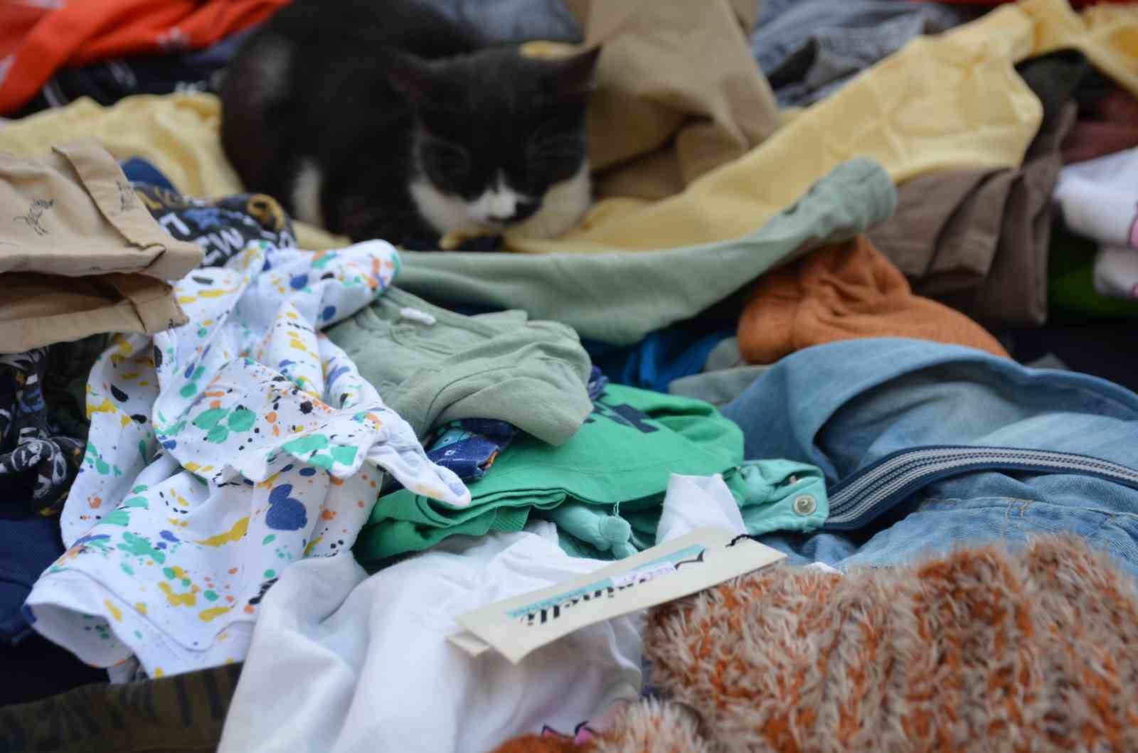 Evde Ördüler Pazarda Umut Dağıtıyorlar 4704