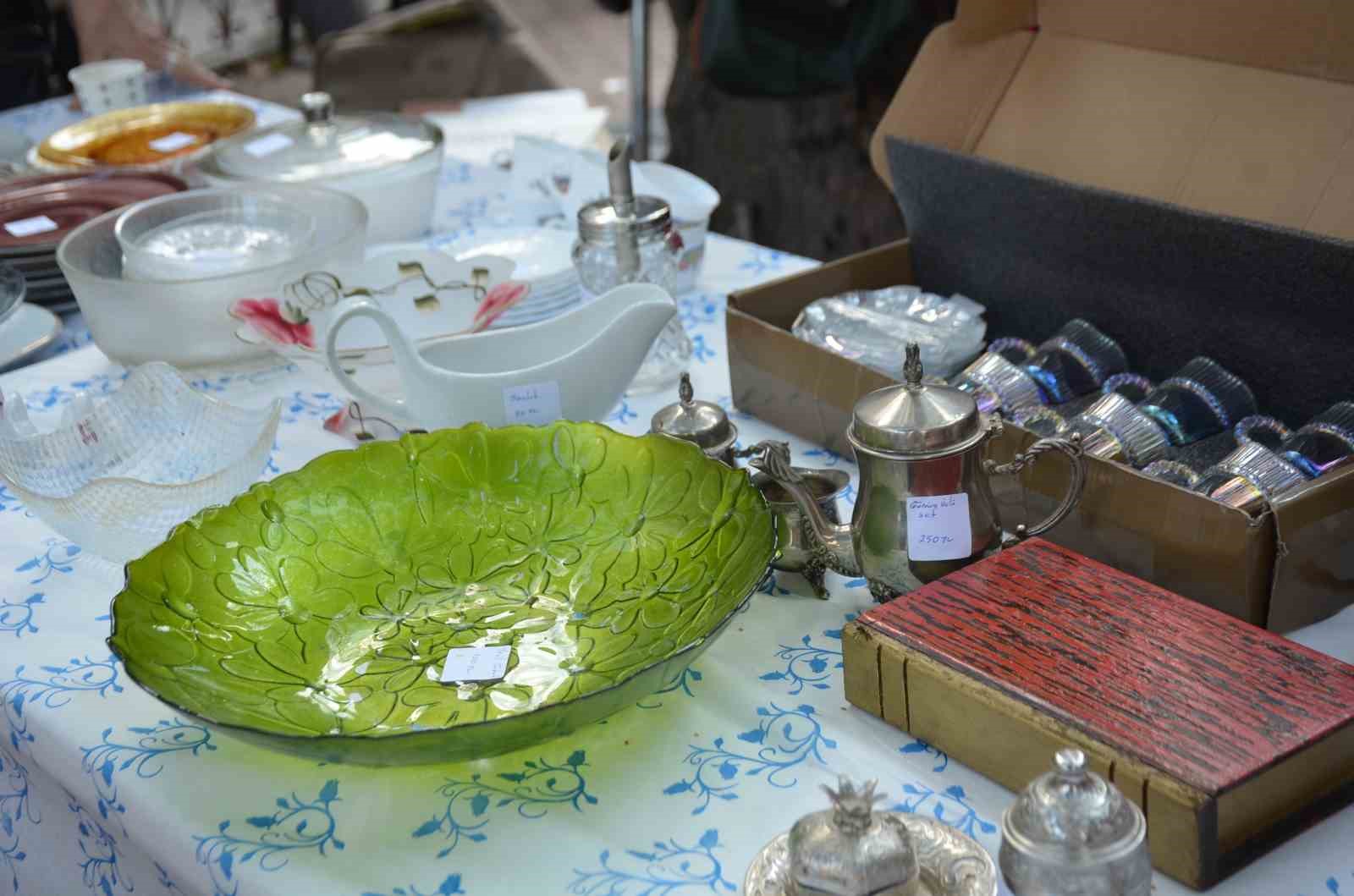 Evde Ördüler Pazarda Umut Dağıtıyorlar 4706