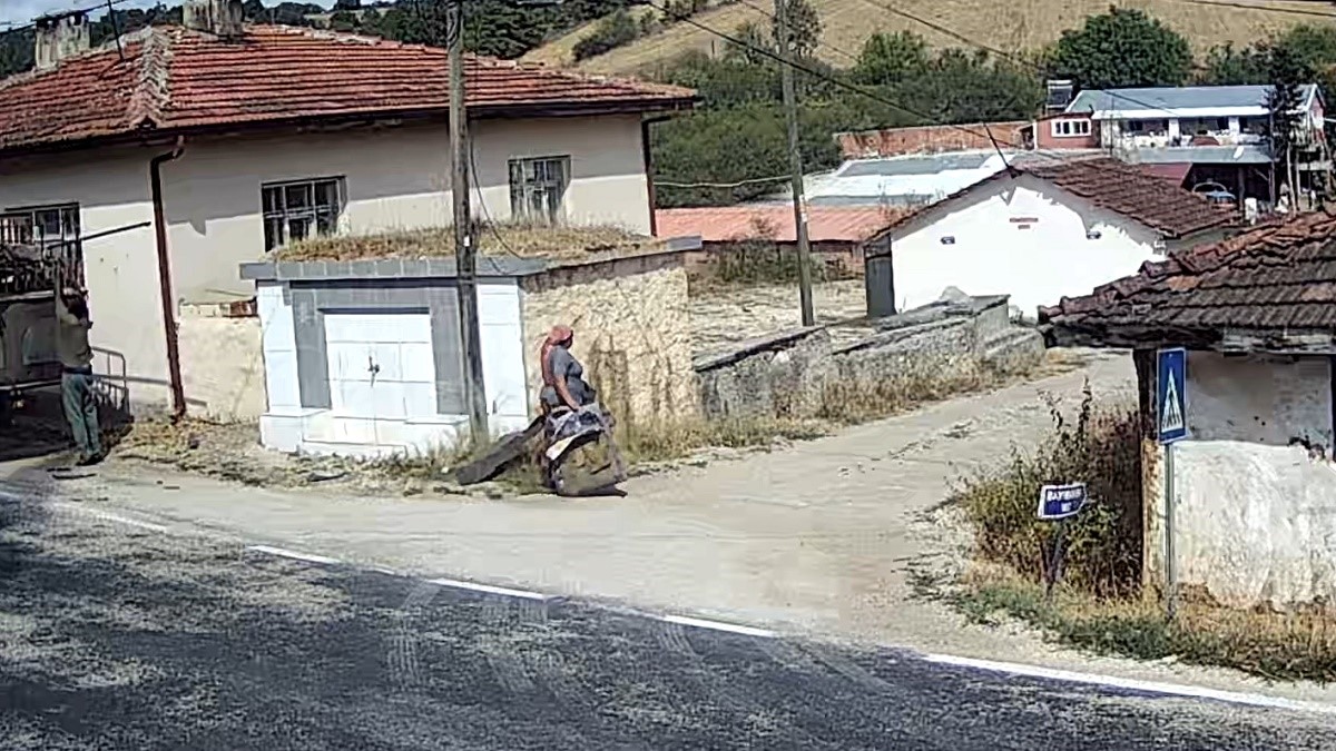Hurdacılar Köy Meydanını Çöplüğe Çevirdi 2668