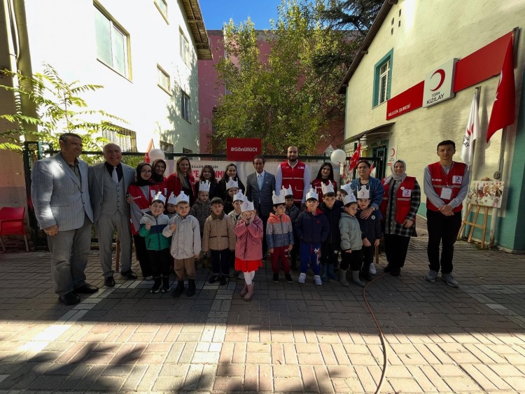 K I Z I L A Y S O K A G I N D A D A Y A N I S M A R U H U C A N L A N D I 4735