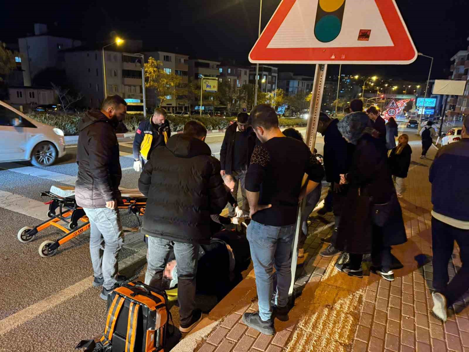 Karşıdan Karşıya Geçmeye Çalışan Yayaya Motosiklet Çarptı 2 Yaralı 4003