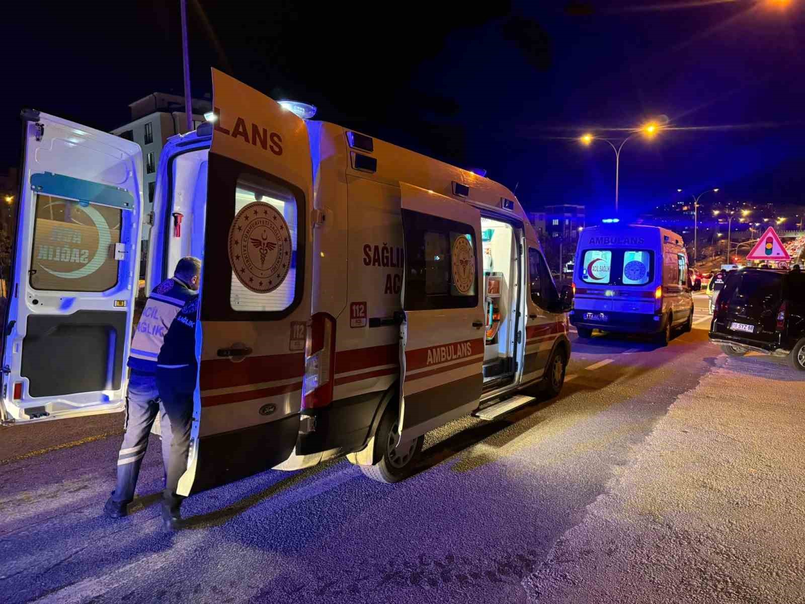 Karşıdan Karşıya Geçmeye Çalışan Yayaya Motosiklet Çarptı 2 Yaralı 4004