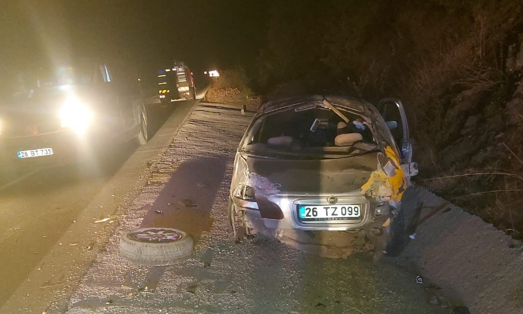 Kontrolden Çıkan Otomobil Beton Zemine Çarptı 2 Kişi Yaralandı 2697