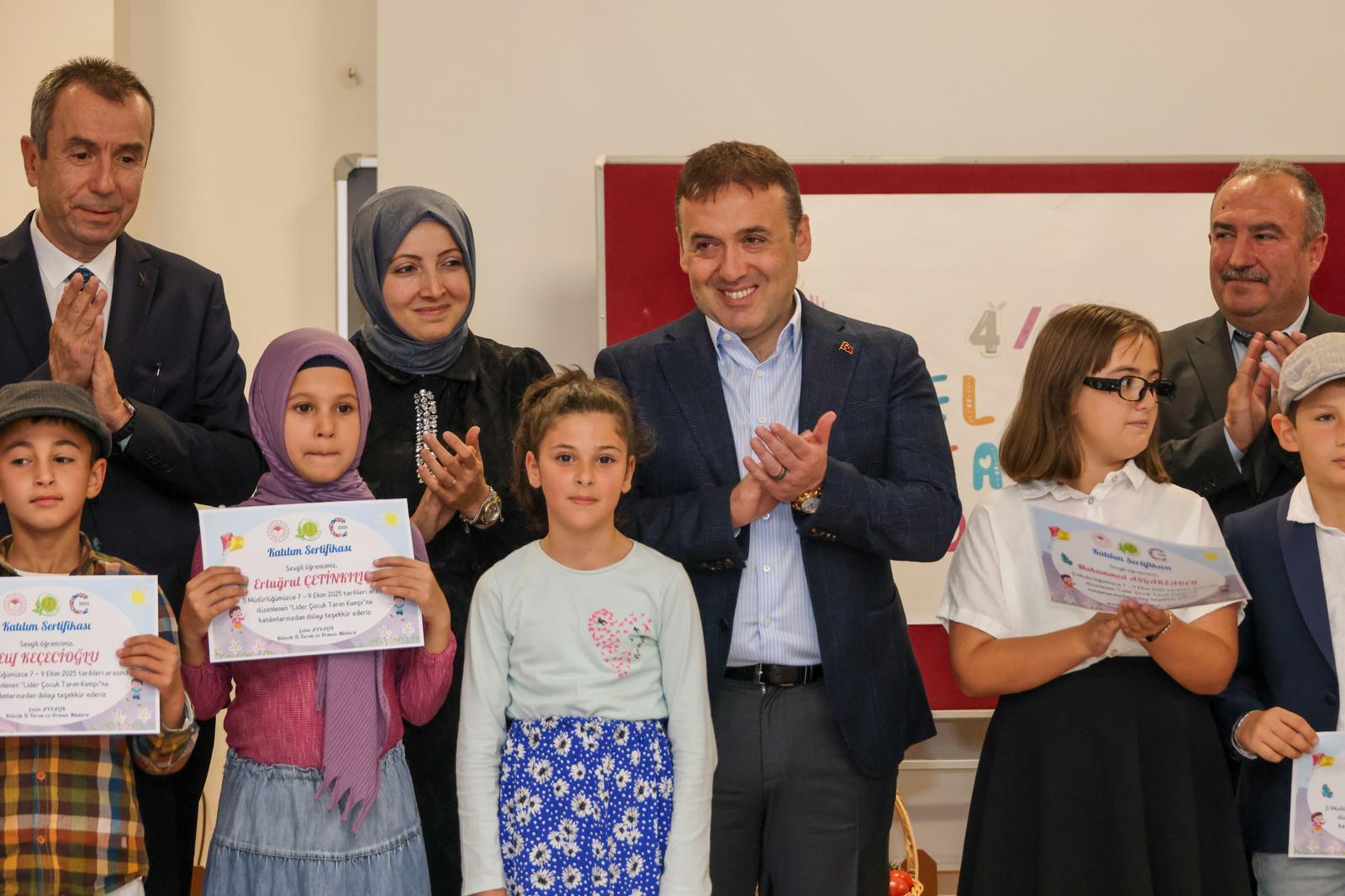 Minik Ellerle Büyük Adımlar 3167