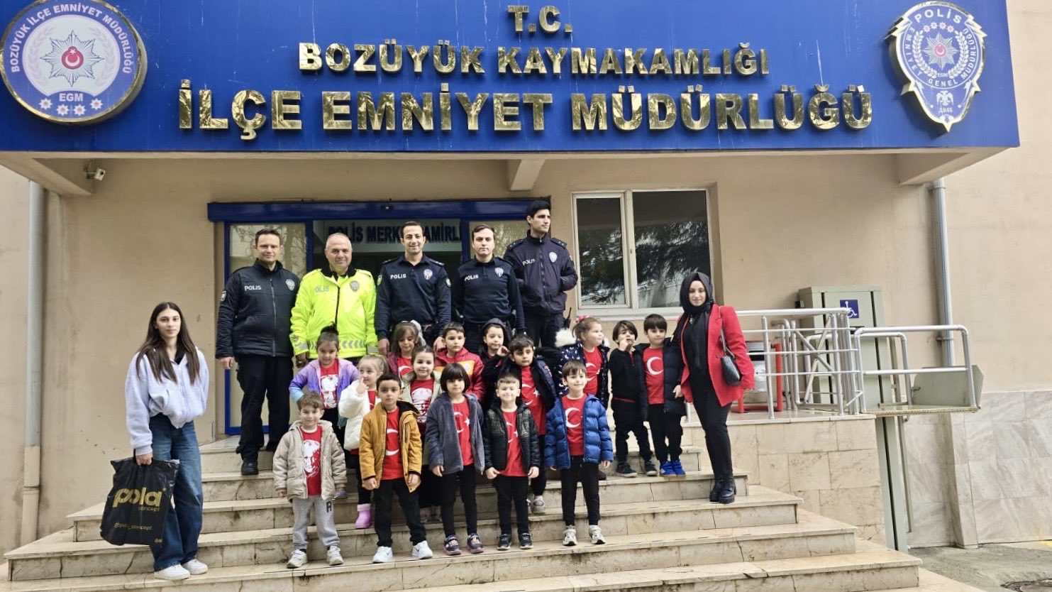 Minik Ziyaretçiler Cumhuriyet Coşkusunu Emniyette Paylaştı 4332