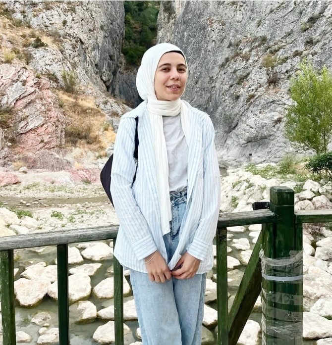 B I L E C I K T E E G I T I M C A M I A S I N I U Z E N H A B E R 2627