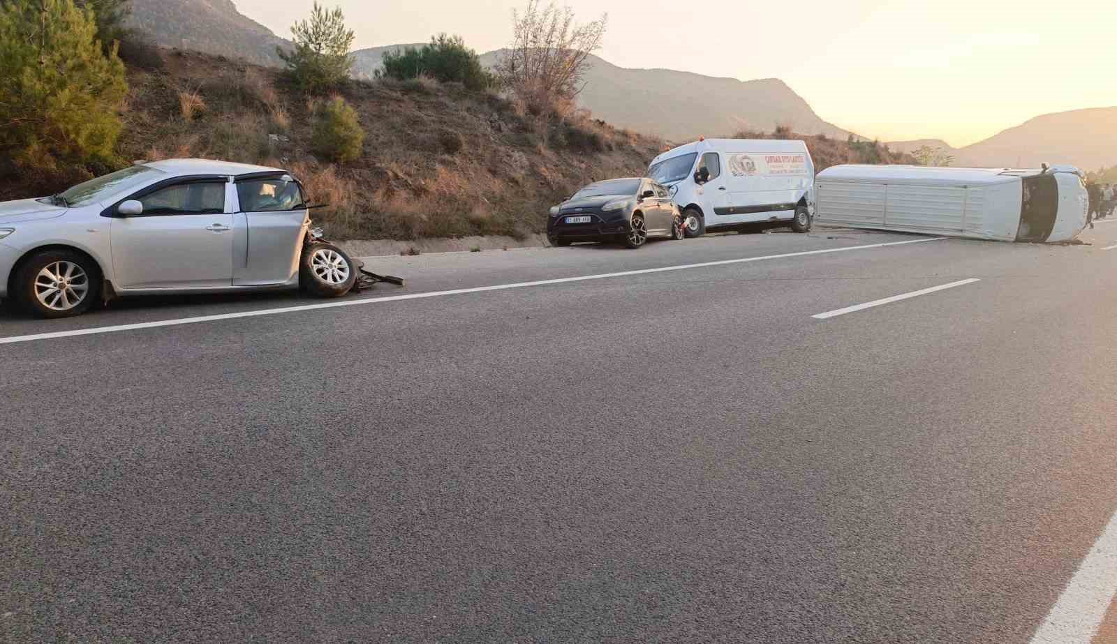 Bilecik’te 4 Aracın Karıştığı Zincirleme Kazada 3 Kişi Yaralandı 4862