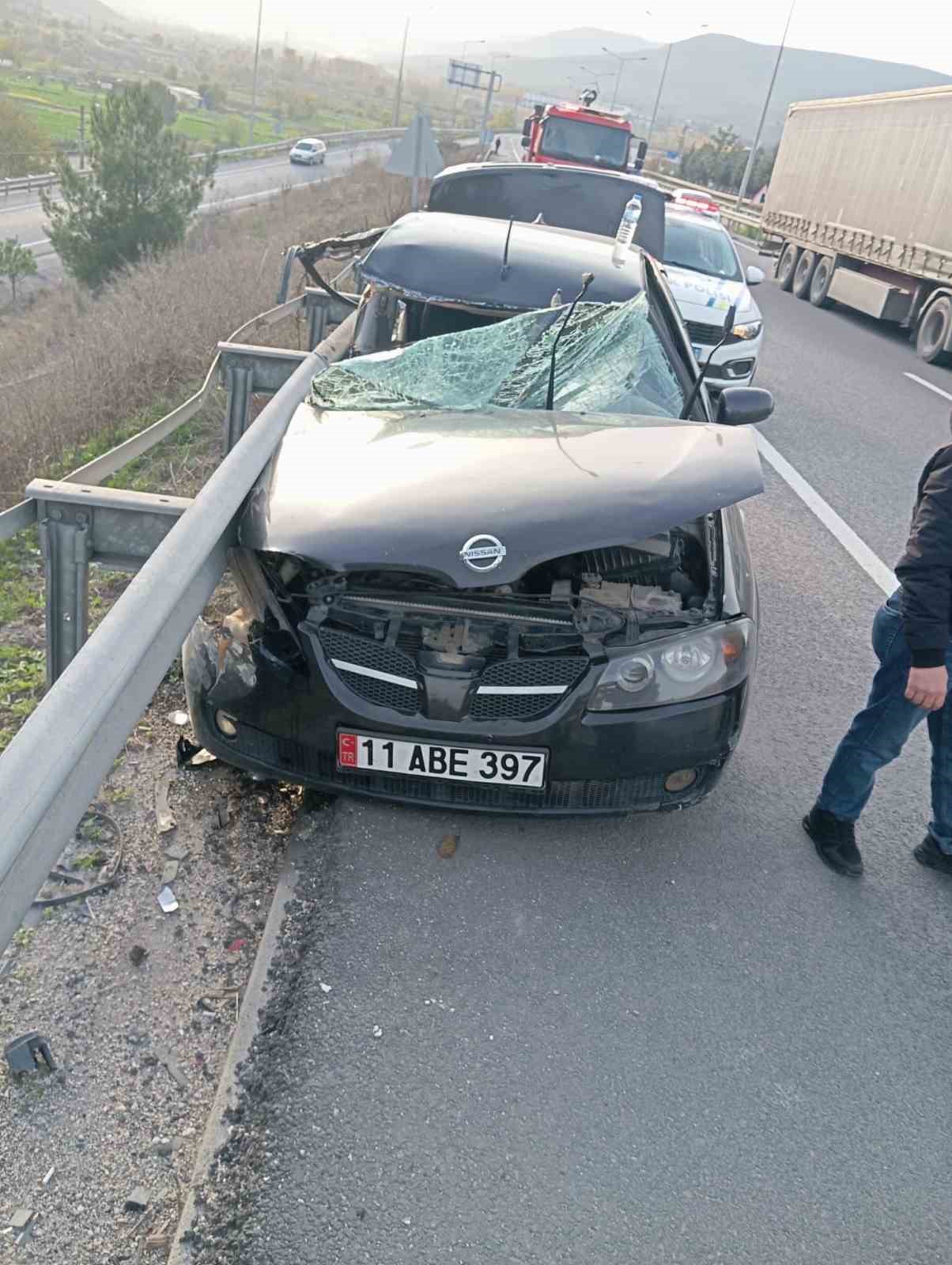 Bilecik’te Kontrolden Çıkan Otomobil Bariyerlere Çarptı 1 Yaralı 6079