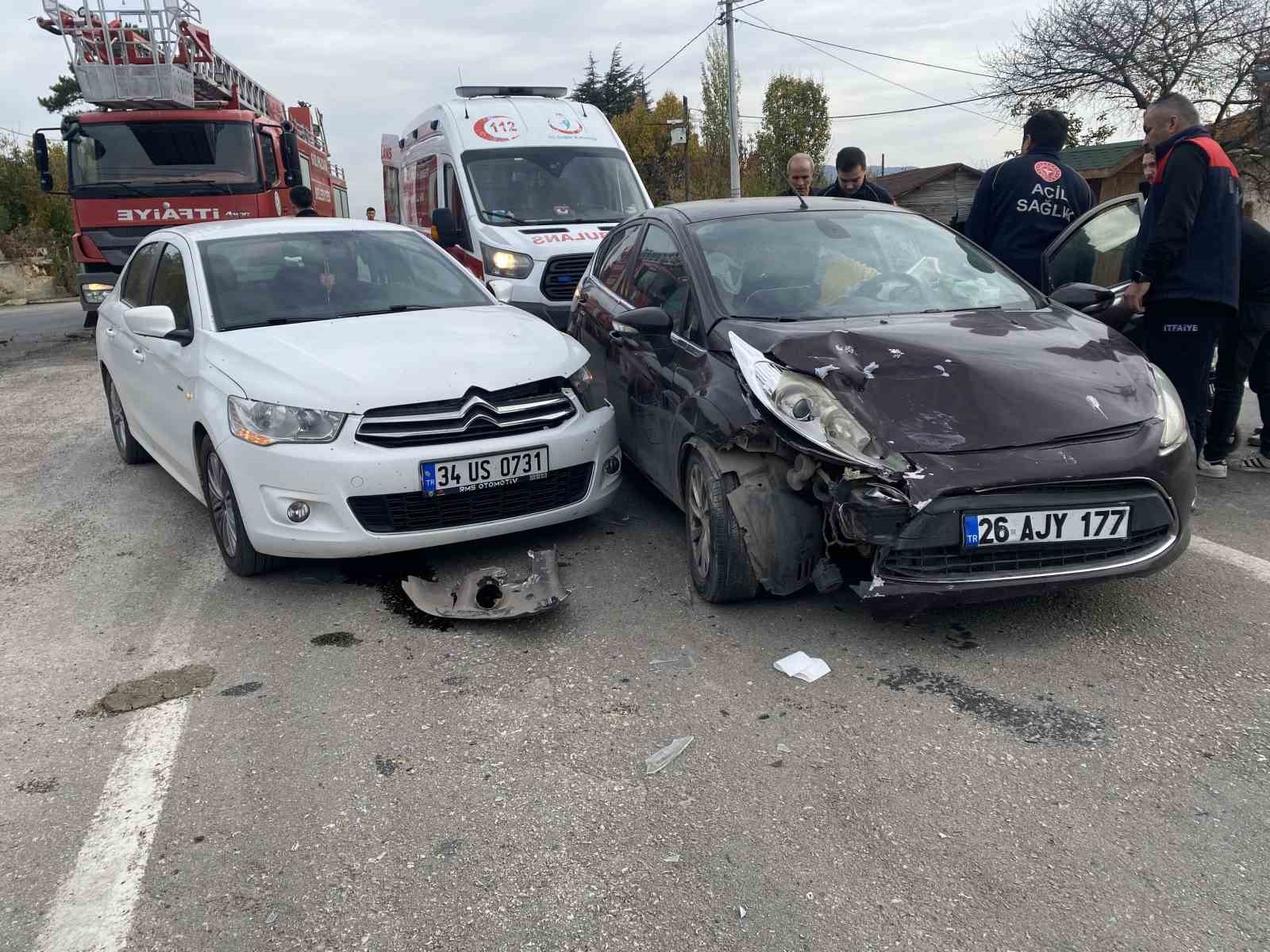 Bilecik’te Meydana Gelen Trafik Kazasında 2’Si Çocuk 5 Kişi Yaralandı 6088
