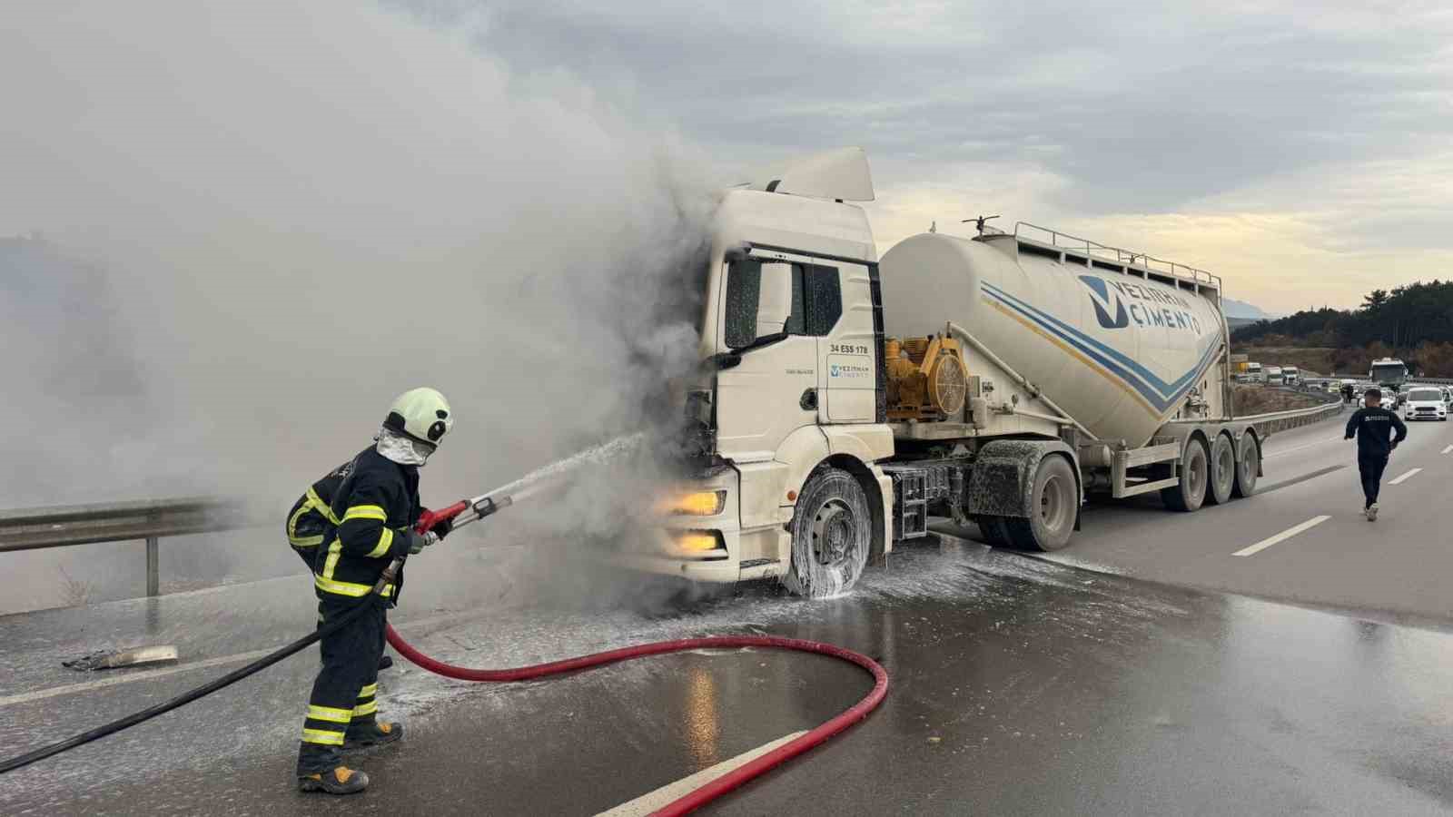 Bilecik’te Seyir Halindeki Beton Mikseri Bir Anda Alev Aldı 6498