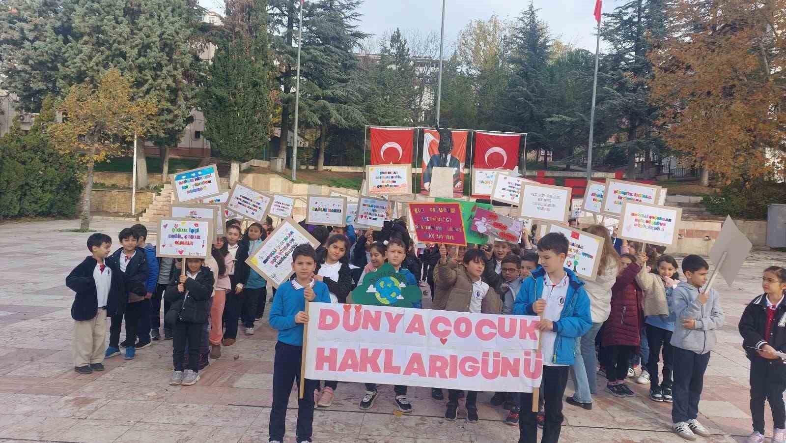 Çocuklar Hazırladıkları Pankartlarla Günlerini Kutladı 5954