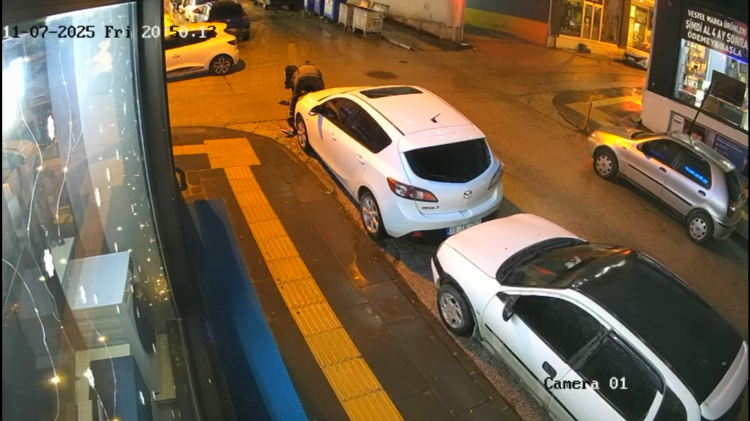 Kaldırımda Yürürken Bir Anda Yere Yığıldı! 5247