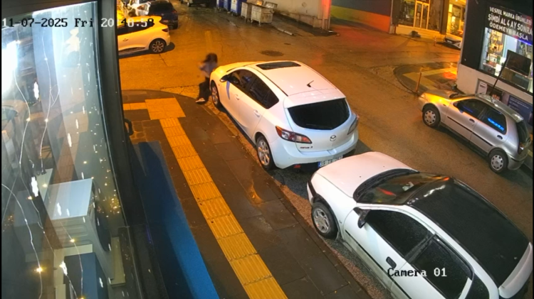 Kaldırımda Yürürken Bir Anda Yere Yığıldı! 5248