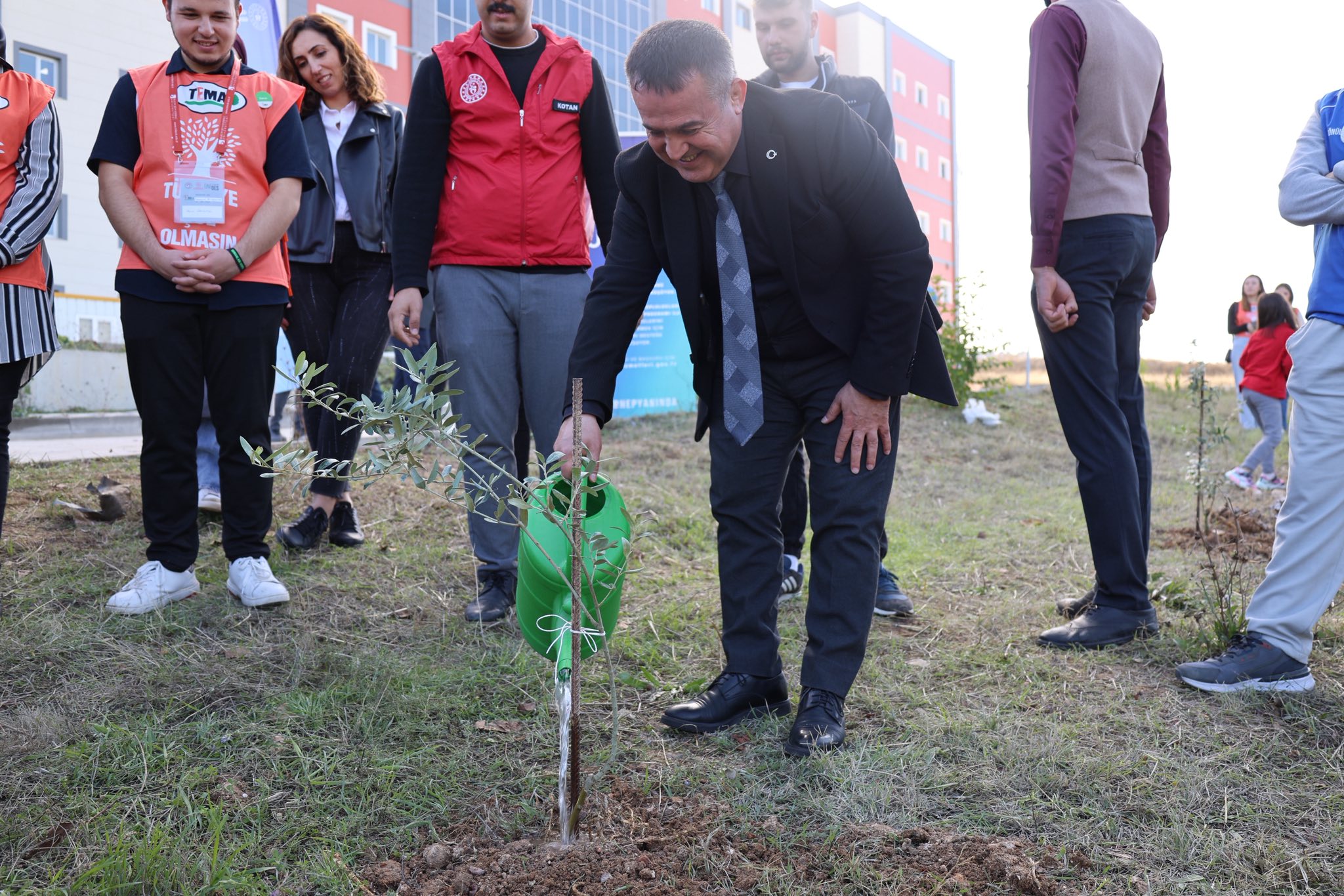 Kampüs Yeşeriyor Zeytin Fidanları Toprakla Buluştu 4751