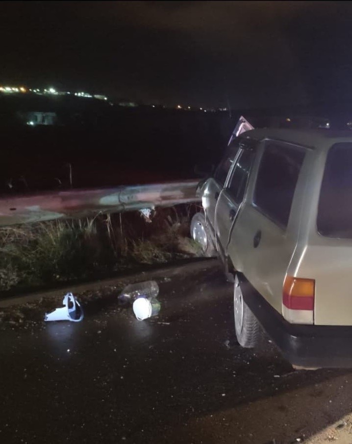 Kontrolden Çıkan Otomobil Refüje Çarptı, 1 Kişi Yaralandı 5461