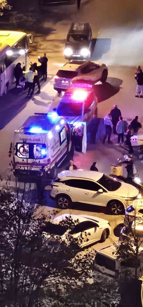 Otomobil Motosiklete Carpti Kurye Yaralandi 5753 (1)