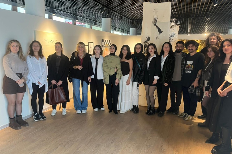 A N A D O L U N U N R U H U N U T U V A L E T A S I D I L A R 8009