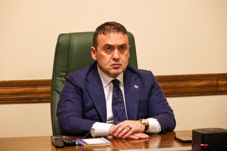 B I L E C I K T E Y E N I Y I L N C E S I G U V E N L I K H A M L E S I 7876