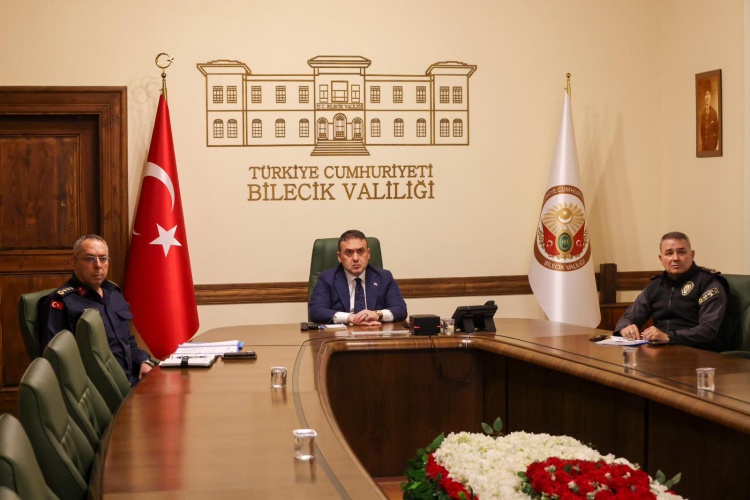 B I L E C I K T E Y E N I Y I L N C E S I G U V E N L I K H A M L E S I 7877