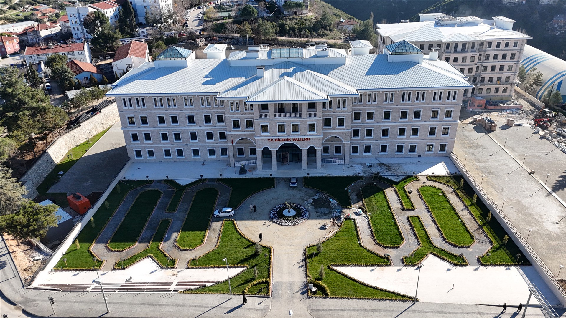 Bi̇leci̇k’i̇n Yeni̇ İdari̇ Si̇mgesi̇ Yükseli̇yor 7680