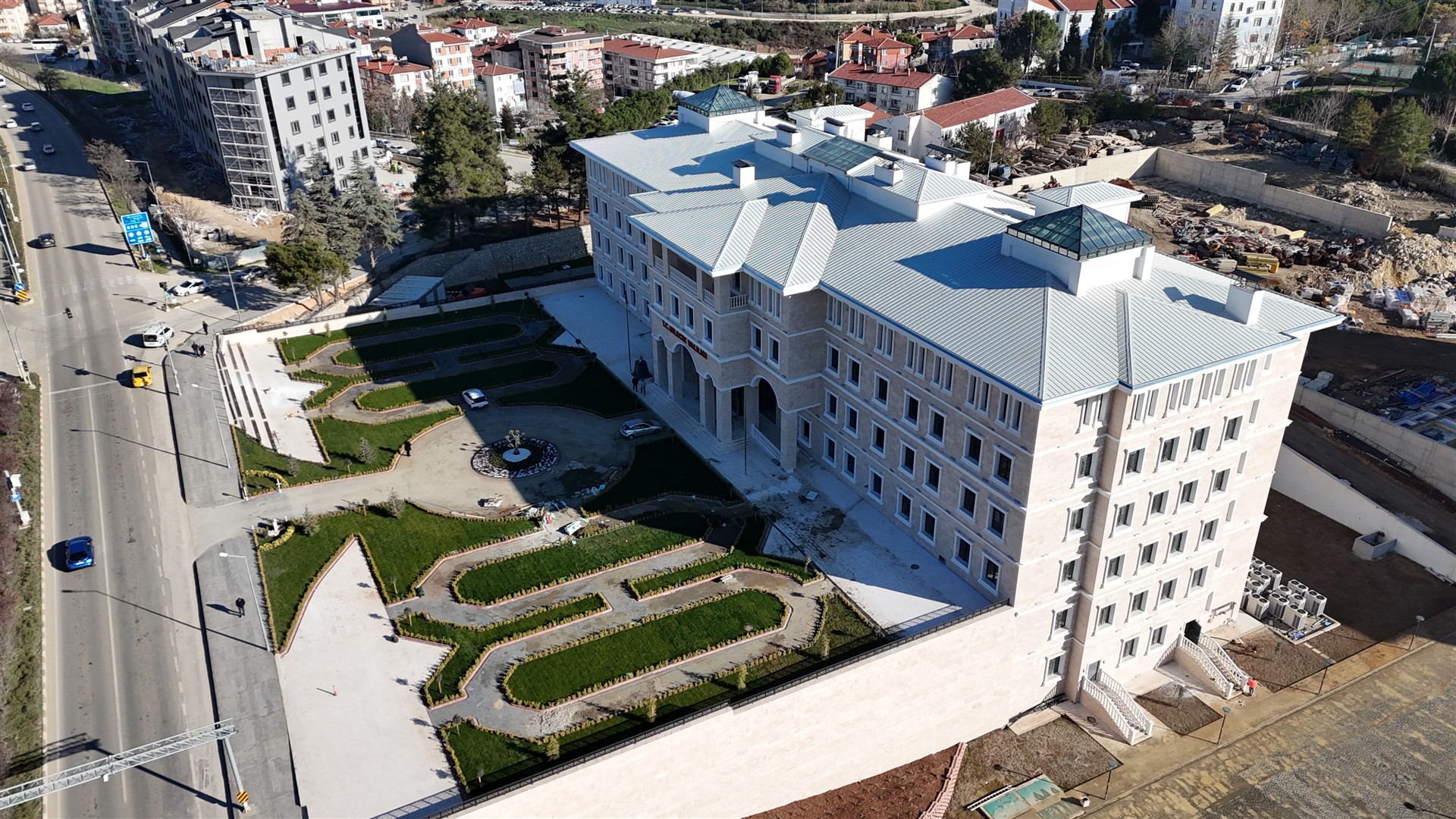 Bi̇leci̇k’i̇n Yeni̇ İdari̇ Si̇mgesi̇ Yükseli̇yor 7681