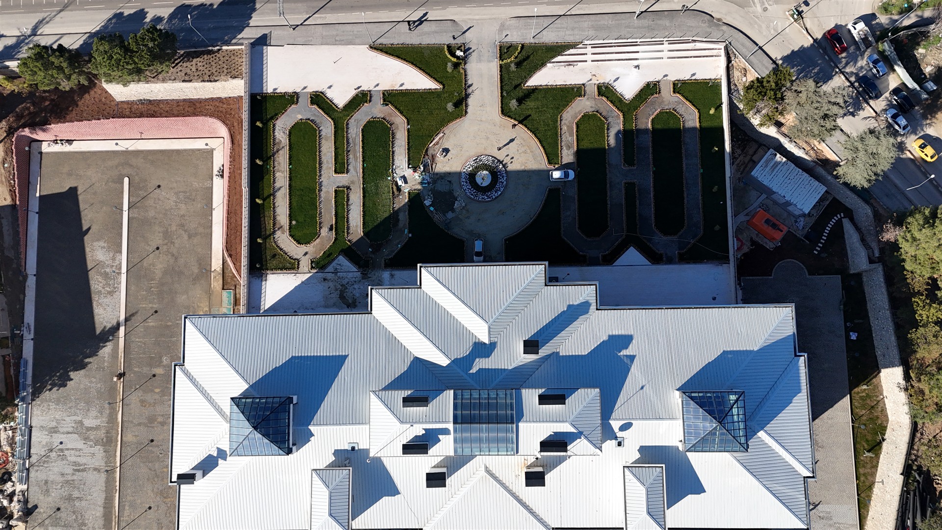 Bi̇leci̇k’i̇n Yeni̇ İdari̇ Si̇mgesi̇ Yükseli̇yor 7683