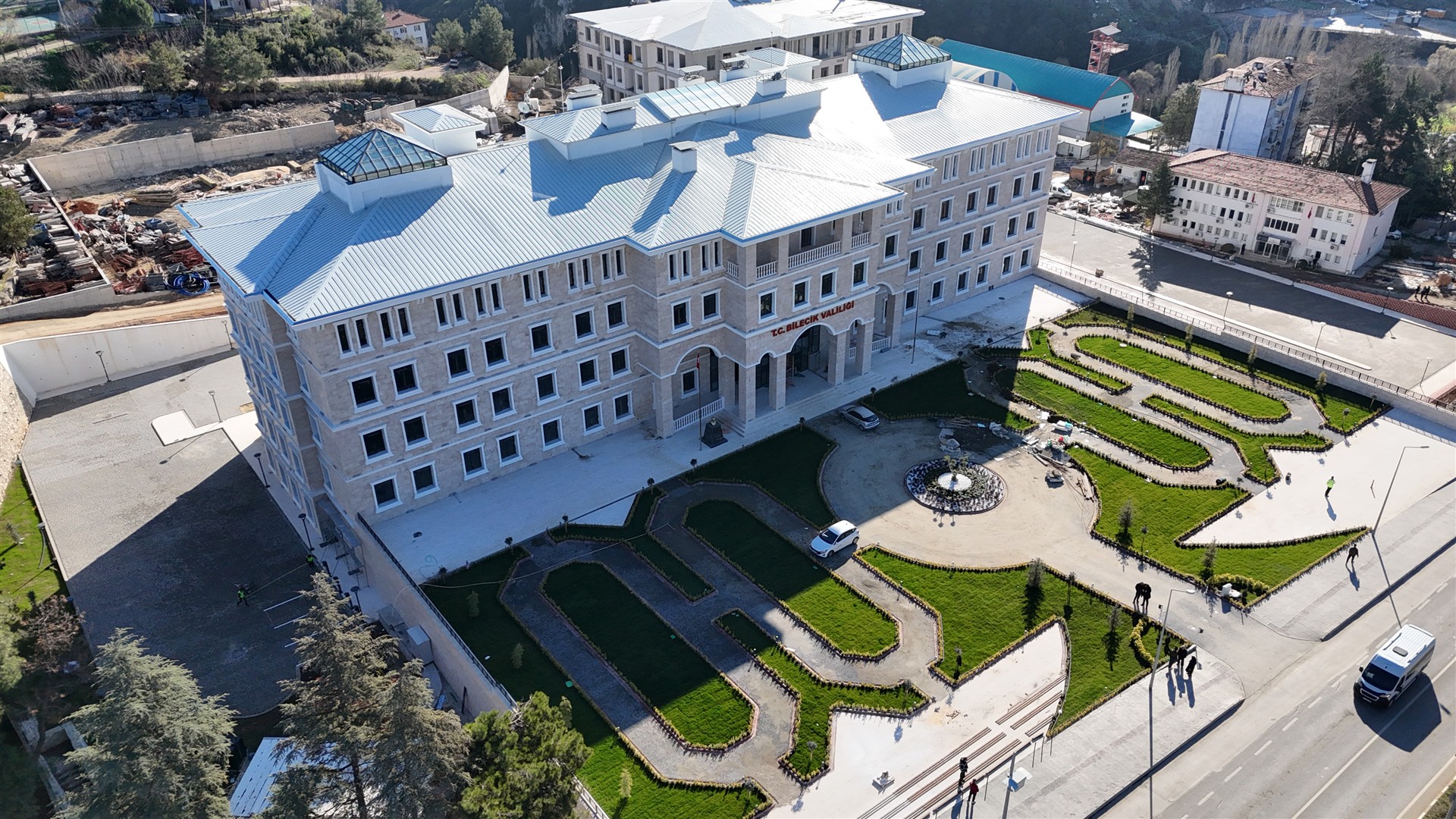 Bi̇leci̇k’i̇n Yeni̇ İdari̇ Si̇mgesi̇ Yükseli̇yor 7686