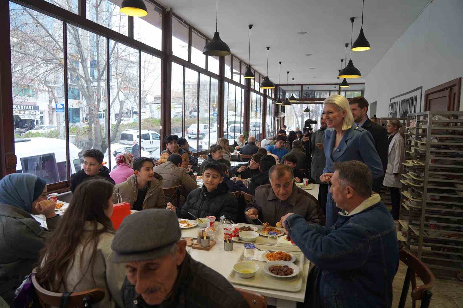 Bilecikli Şehit İlhan Ongan’ın Anısına Binlerce Kişiye Ücretsiz Yemek Dağıtıldı 6916